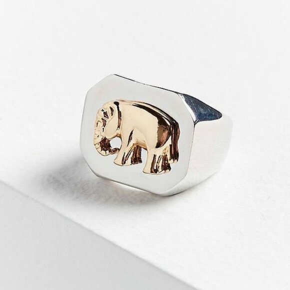 NEW Urban Outfitters Metallic Elephant Signet Ring Size 7 - Picture 1 of 6